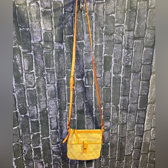 DOONEY & BURKE Signature Crossbody Fabricw/Leather Trim Adjustable Strap w/o tag - Picture 4 of 16